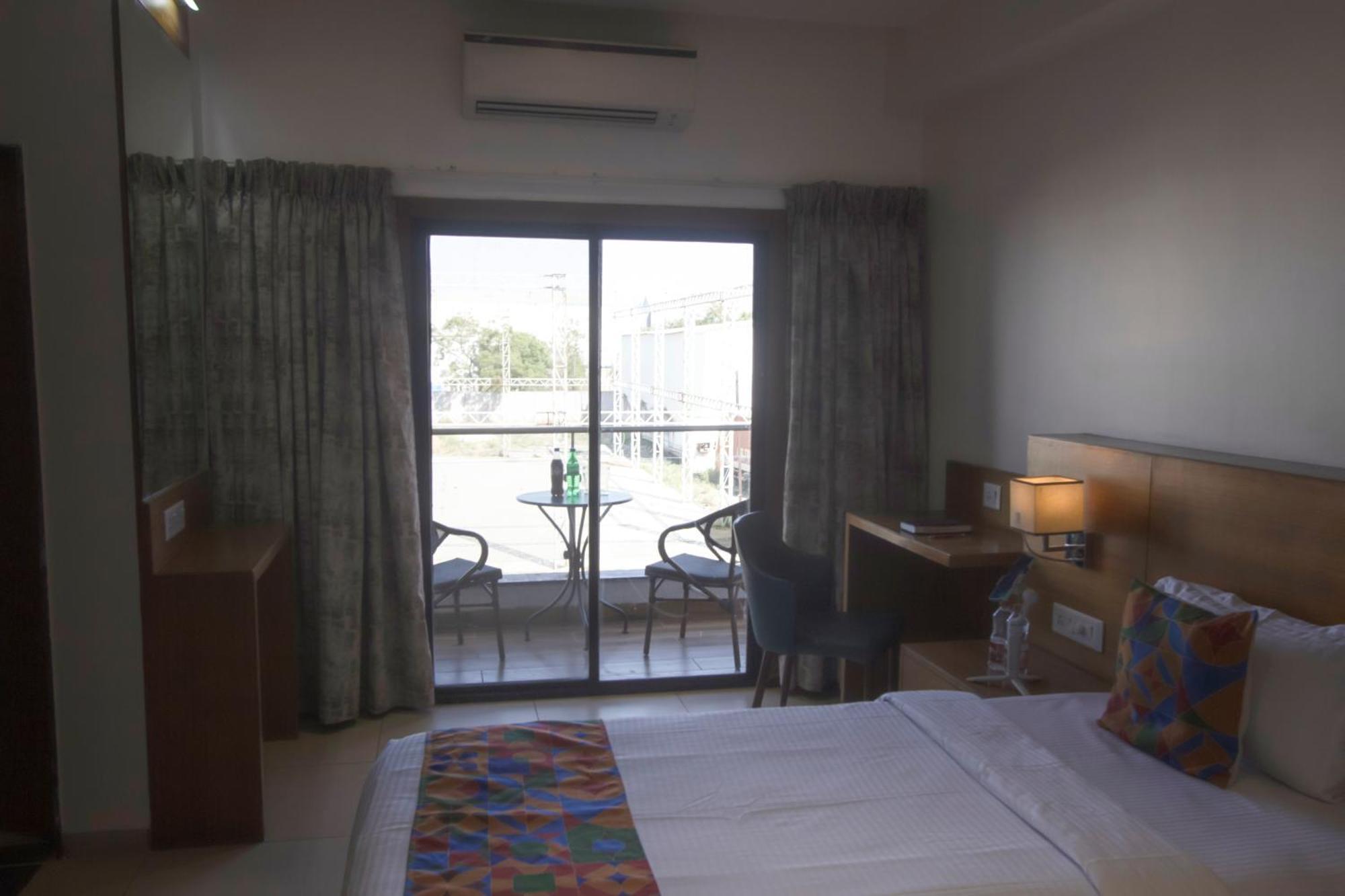 Monarch Express Chakan Hotel Buitenkant foto