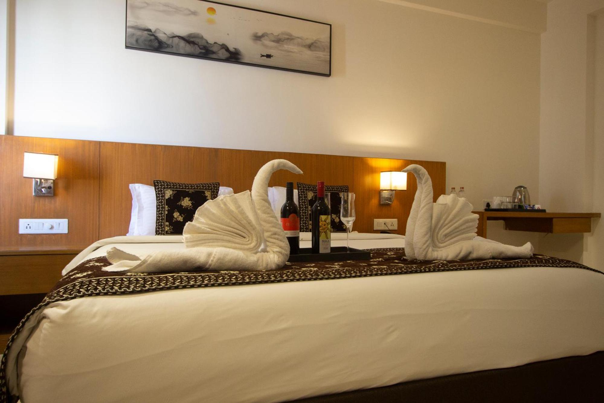 Monarch Express Chakan Hotel Buitenkant foto
