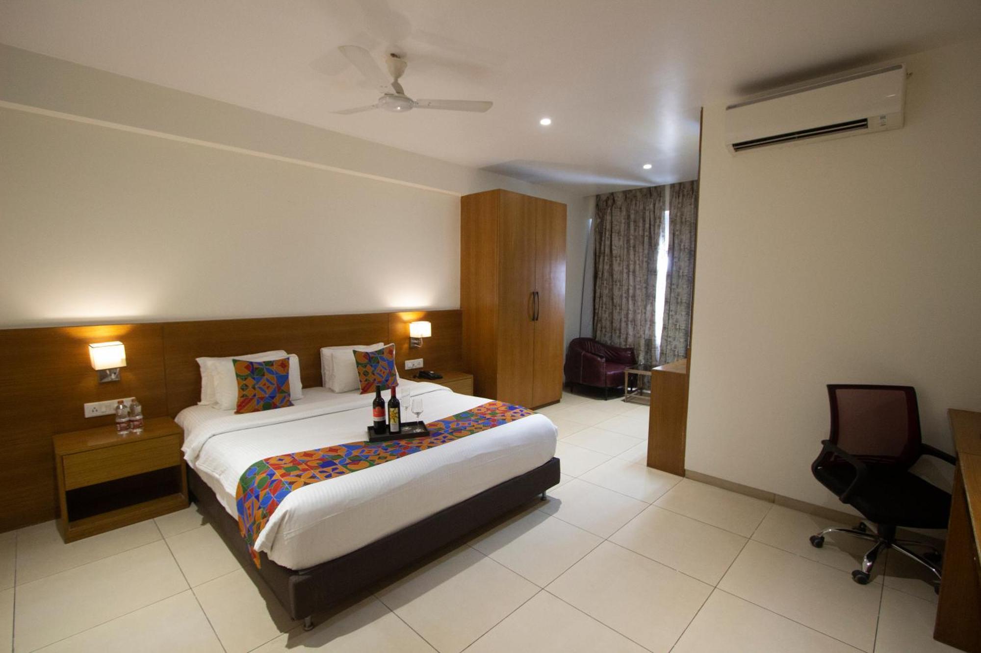 Monarch Express Chakan Hotel Buitenkant foto